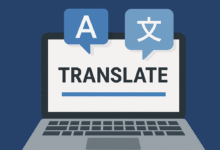صورة توضح حاسوبًا محمولًا يعرض واجهة ترجمة على خلفية زرقاء، ترمز إلى أفضل مواقع الترجمة على الإنترنت.
