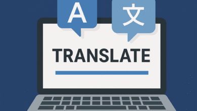 صورة توضح حاسوبًا محمولًا يعرض واجهة ترجمة على خلفية زرقاء، ترمز إلى أفضل مواقع الترجمة على الإنترنت.